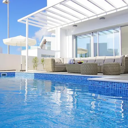 Paradisia فيلة أيا نابا