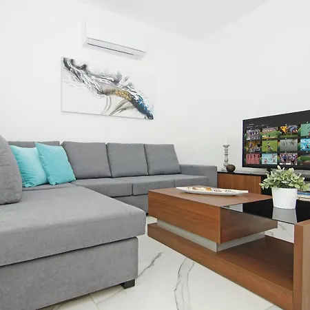 Paradisia أيا نابا